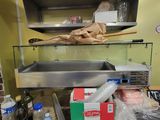 une cuisine avec un évier et un plan de travail sur lequel se trouvent de nombreux aliments