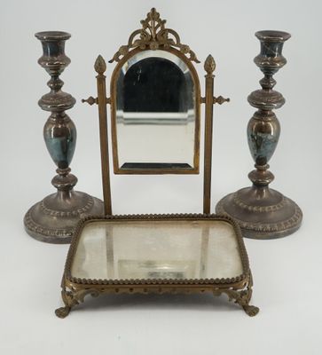 un miroir et deux vases sur la table