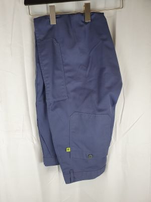 un pantalon bleu suspendu à un cintre sur un drap blanc
