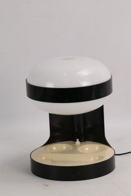 une lampe de table noire et blanche surmontée d'une boule blanche