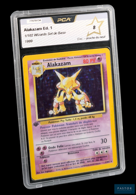 gros plan d'une carte pokemon dans un étui en plastique