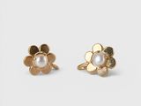 une paire de boucles d'oreilles en forme de fleurs, en or et perles, sur fond blanc