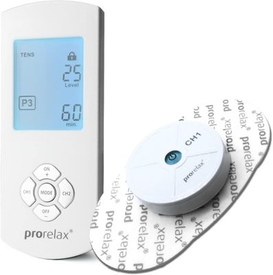 une télécommande posée à côté d'une feuille de papier