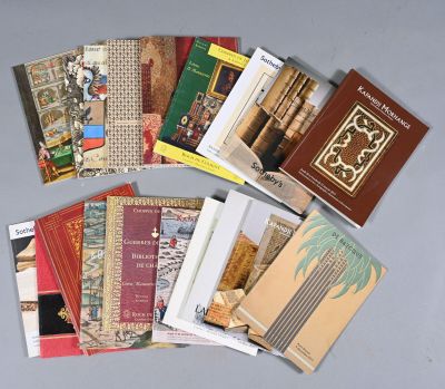un grand nombre de livres posés sur une table