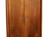 une image d'un meuble en bois avec deux portes et deux tiroirs