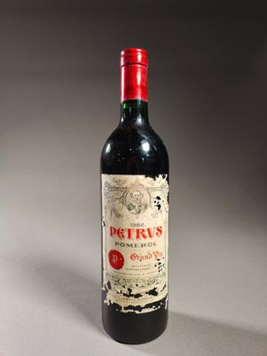 une bouteille de vin posée sur une table