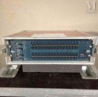 un grand boîtier métallique surmonté d'une radio
