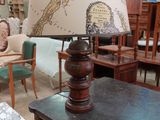 une table surmontée d'une lampe dans une pièce