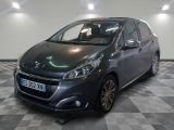la voiture grise est garée sur un sol en damier dans le garage