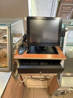 un bureau d'ordinateur équipé d'un écran et d'un clavier