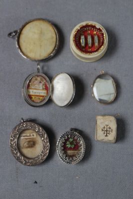 de nombreux bijoux de toutes sortes posés sur une table