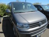une camionnette argentée garée dans un parking