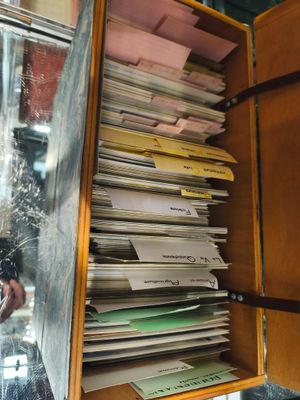 un miroir dans lequel se trouvent tout un tas de papiers