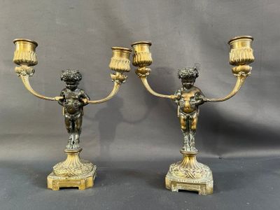Paire de candélabres en bronze doré et patiné à décor de jeu…