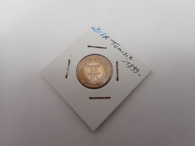 un gros plan sur une feuille de papier sur laquelle se trouve une pièce de monnaie