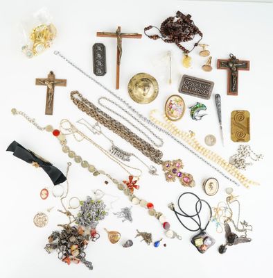 une table blanche sur laquelle sont disposés de nombreux bijoux