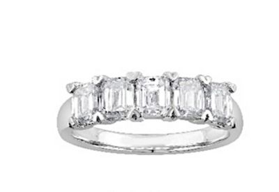 une bague en or blanc ornée de cinq émeraudes sur les côtés