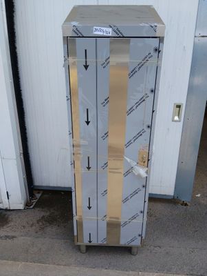 une armoire métallique ornée de flèches, située à l'extérieur d'un bâtiment