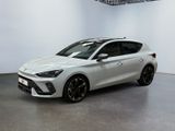Une voiture blanche est garée dans une pièce blanche au sol noir.