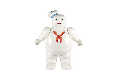 un gros plan sur une figurine représentant une personne portant un chapeau