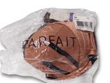 un gros plan d'un ballon de basket dans un sac en plastique sur fond blanc