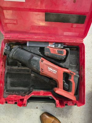 une image représentant une boîte à outils rouge contenant des outils et une paire de chaussures marron