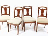 quatre chaises avec dossier rembourré et coussins d'assise rembourrés