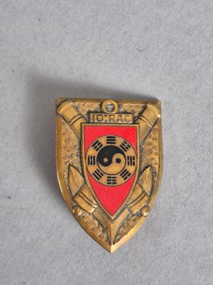 un gros plan sur un insigne posé sur une table, sur fond blanc