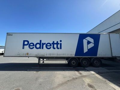 un semi-remorque garé devant un immeuble
