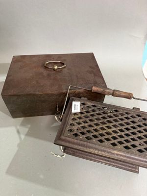 une petite boîte avec une poignée, une petite boîte avec une poignée, une petite boîte avec une poignée et une petite boîte avec une poignée