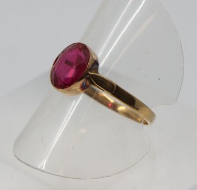 une image d'une bague sertie d'un rubis