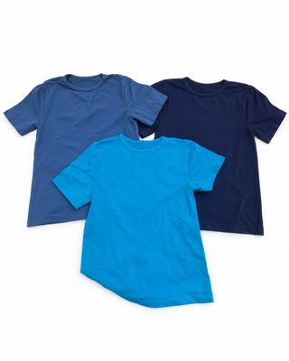 trois t-shirts de couleurs différentes sur fond blanc