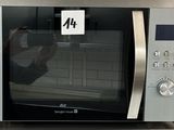 quelqu'un en train de prendre une photo d'un micro-ondes sur lequel figure le chiffre 4
