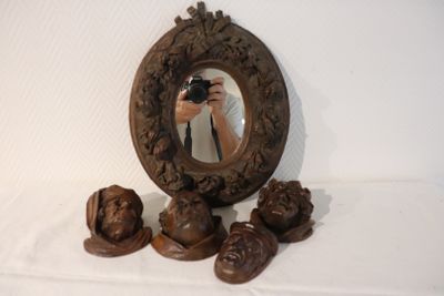 un homme se prenant en photo dans un miroir