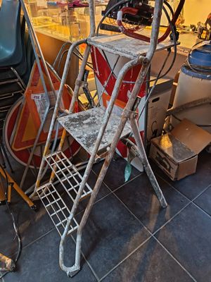 beaucoup de vieux appareils électroménagers et une chaise dans une pièce