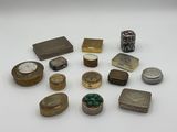 plusieurs types de bijoux en argent et en or posés sur un fond blanc