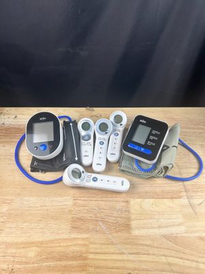 a lot of cell phones that are sitting on a table
