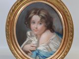 portrait d'une jeune fille tenant un chat blanc, dans un cadre doré