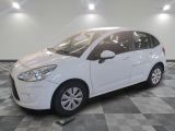la photo d'une voiture blanche garée dans un garage