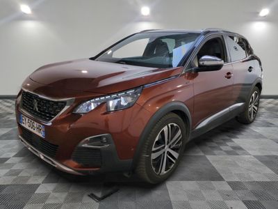 une voiture rouge garée sur le sol en damier d'un garage