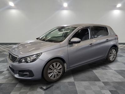 la photo d'une voiture argentée garée dans une salle d'exposition