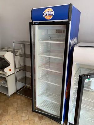 deux réfrigérateurs installés dans une pièce
