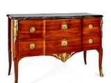 une petite commode avec un plateau en marbre