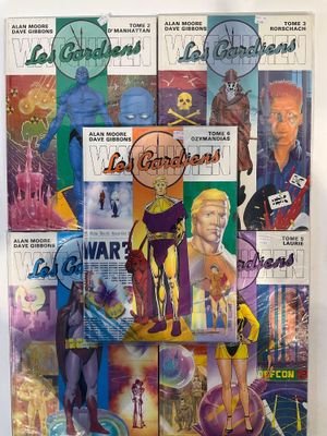 une photo montrant une pile de bandes dessinées posées sur une table