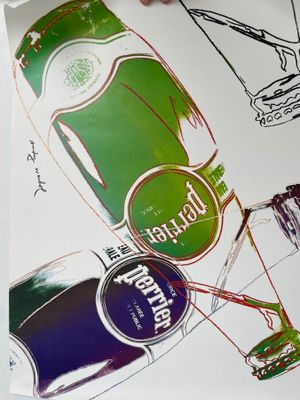 une personne tenant une bouteille de bière et un dessin sur un bout de papier
