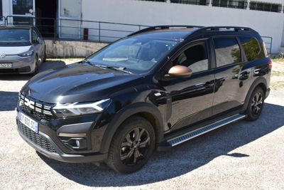 un SUV noir garé sur un parking