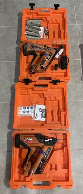 deux boîtes orange posées par terre, contenant des outils