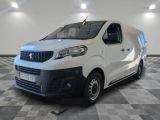la camionnette blanche est garée sur le sol en damier d'une pièce