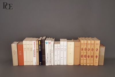 un grand nombre de livres alignés sur une étagère