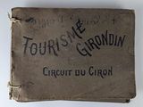 un vieux livre écrit posé sur une table